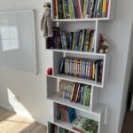 Bücherregal mit Kinderbüchern in der Lernpraxis LEBE Kids, Gillenfeld