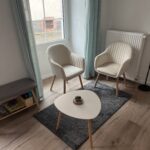 Wartezimmer der Lernpraxis LEBE Kids in Gillenfeld mit gemütlicher Sitzecke